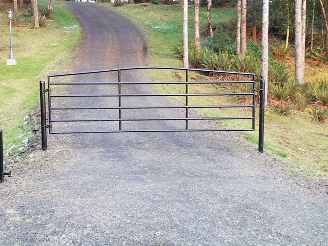 Specialty privacy fencing